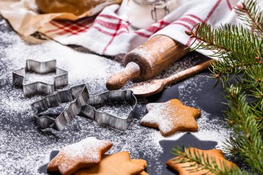 Noel zencefil çerezleri siyah bir arka plan, yatay