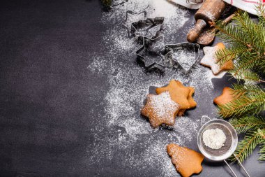 Noel zencefil çerezleri siyah bir arka plan, yatay