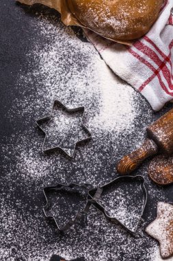 Noel zencefil çerezleri bir siyah arkaplan, dikey olarak