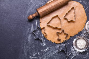 Noel zencefil çerezleri siyah bir arka plan, yatay