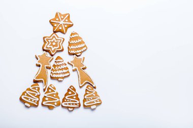 Noel kurabiyesi şeker sır ile yatay olarak, beyaz bir arka plan, Noel ağacına şeklinde yayılmış boşaltmak