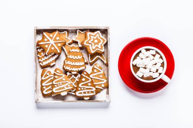 Sıcak çikolata ve marshmelow, hafif bir arka plan üzerinde beyaz ahşap kutu içinde Noel kurabiyeleri.