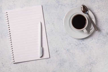 Siyah gri bir arka plan üzerinde yatay olarak yazmak için bir dizüstü bilgisayar ile beyaz bir fincan kahve, boşaltmak