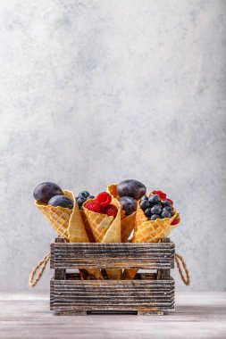 Gözleme koni orman meyveleri ile dikey olarak şeker