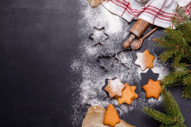 Noel zencefil çerezleri siyah bir arka plan, yatay