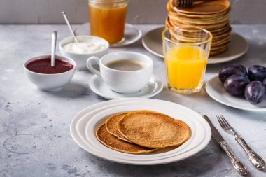 Bal, meyve ve gri arka plan üzerinde kahve ile Pancakes