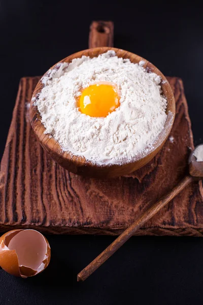 Ekmek karanlık bir arka plan üzerinde dikey olarak yemek pişirmek için malzemeler