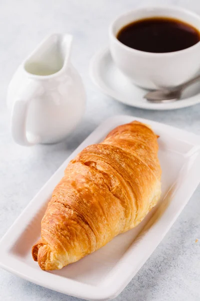 Café da manhã de aveia com bagas, café com croissants em um fundo azul, horizontalmente — Fotografia de Stock