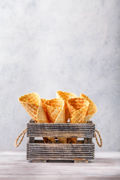Cono gelato cialde su fondo Verticalmente leggero — Foto Stock