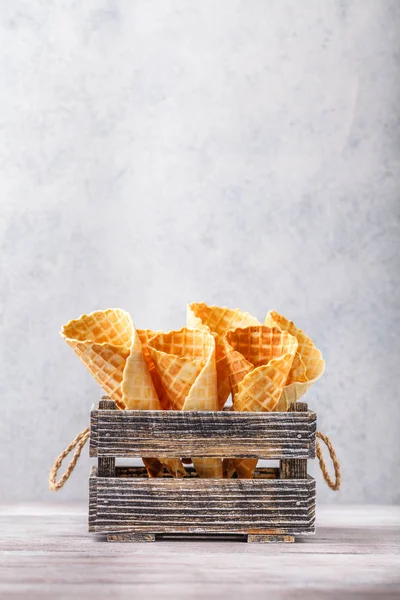 Wafel ijsje op een verticaal lichte achtergrond — Stockfoto