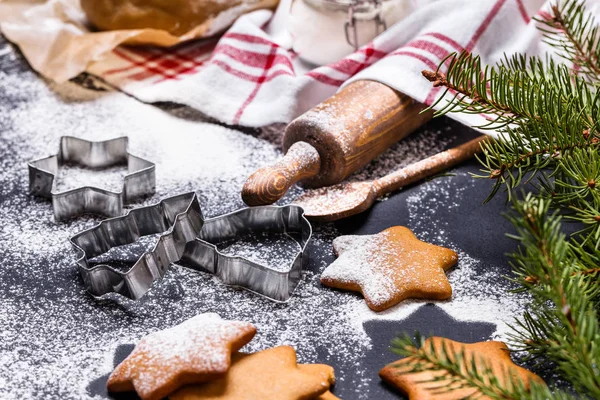 Noel zencefil çerezleri siyah bir arka plan, yatay