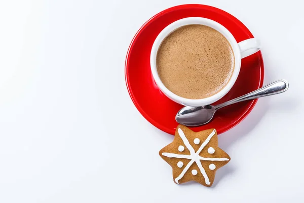 Heiße Schokolade in einer weißen Tasse auf einem roten Teller mit einem duftenden Keks auf weißem Hintergrund. — Stockfoto