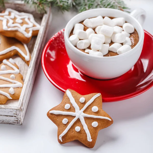 Weihnachtsplätzchen in einer weißen Holzkiste mit heißer Schokolade und Marshmelow, auf hellem Hintergrund. — Stockfoto