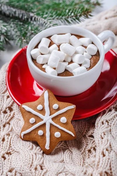 Heiße Schokolade und Marshmelow in einer weißen Tasse auf einem roten Teller auf einer gestrickten warmen Decke. Weihnachtsplätzchen. vertikal — Stockfoto
