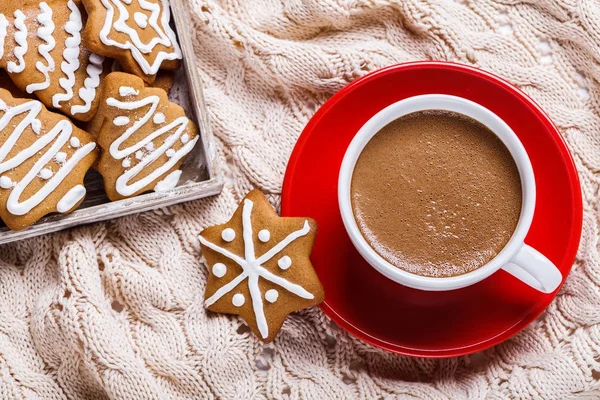 Heiße Schokolade und Marshmelow in einer weißen Tasse auf einem roten Teller auf einer gestrickten warmen Decke. Weihnachtsplätzchen. horizontal — Stockfoto
