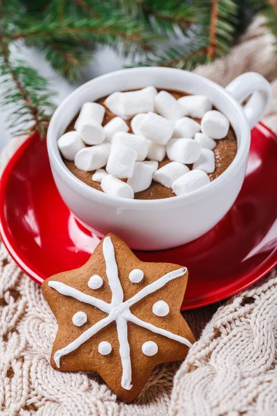 Heiße Schokolade und Marshmelow in einer weißen Tasse auf einem roten Teller auf einer gestrickten warmen Decke. Weihnachtsplätzchen. vertikal — Stockfoto