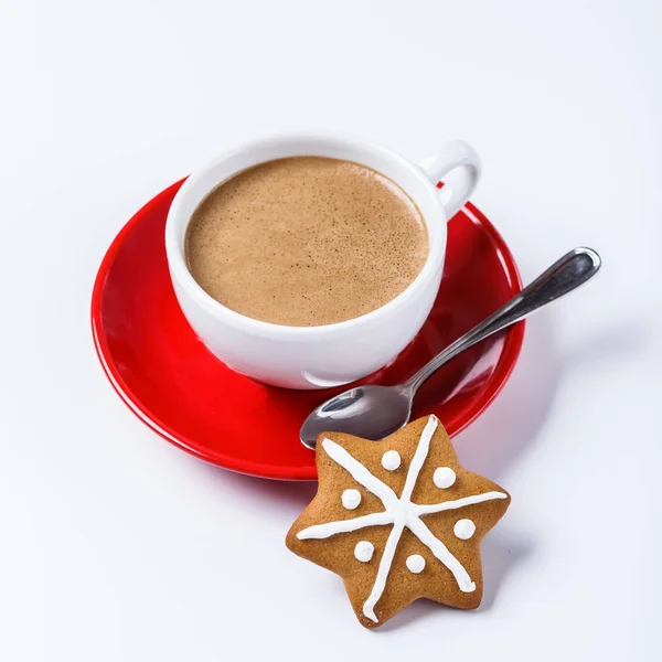 Heiße Schokolade in einer weißen Tasse auf einem roten Teller mit einem duftenden Keks auf weißem Hintergrund. — Stockfoto