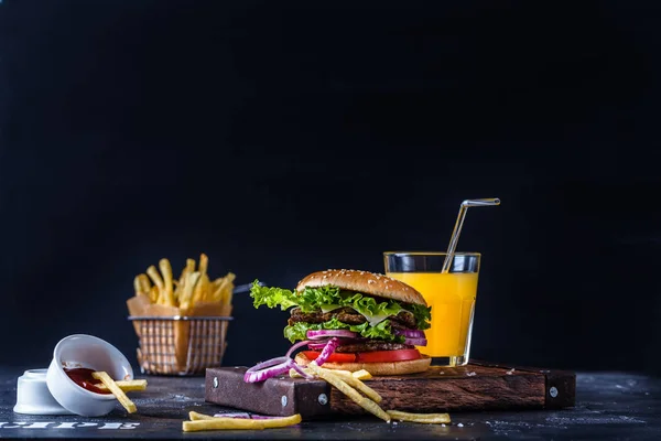 Hamburguesa sobre fondo negro —  Fotos de Stock