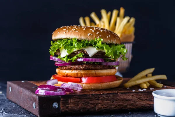 Hamburguesa sobre fondo negro —  Fotos de Stock