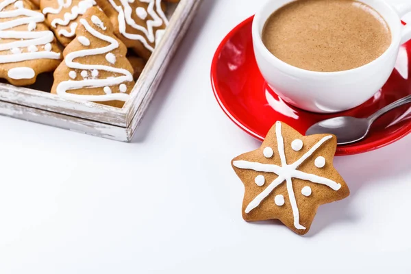 Weihnachtsplätzchen in einer weißen Holzkiste mit heißer Schokolade und Marshmelow, auf hellem Hintergrund. — Stockfoto