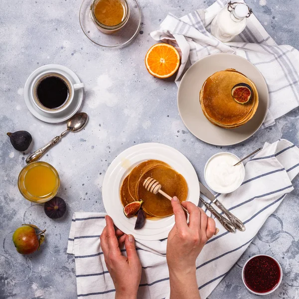 Pfannkuchen mit Honig, Obst und Kaffee auf grauem Hintergrund — Stockfoto