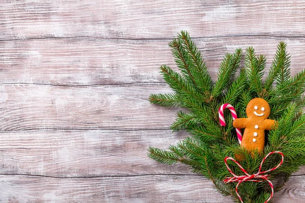 Galletas de jengibre de Navidad sobre un fondo gris, verticalmente —  Fotos de Stock