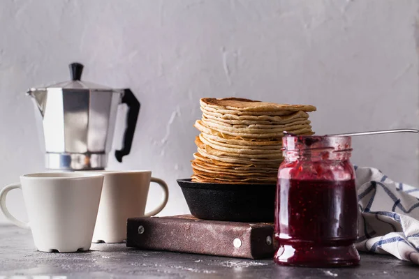 Pfannkuchen mit Honig, Kaffee auf grauem Hintergrund — Stockfoto