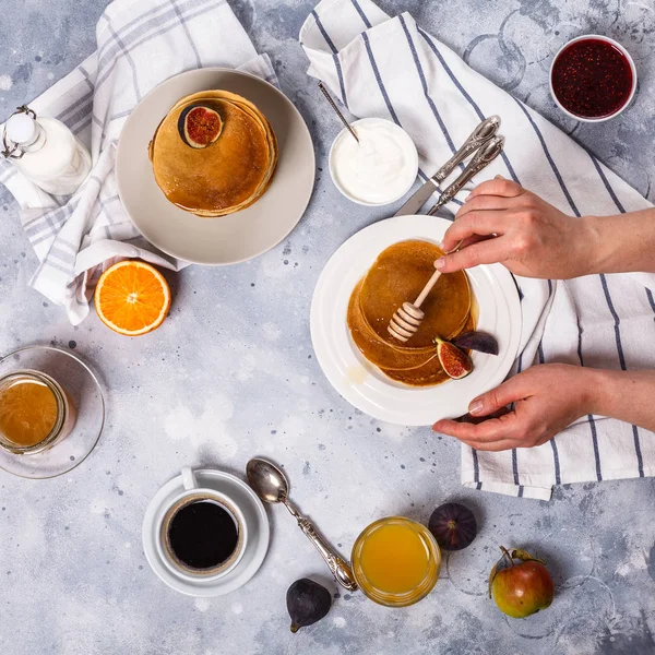 Pfannkuchen mit Honig, Obst und Kaffee auf grauem Hintergrund — Stockfoto
