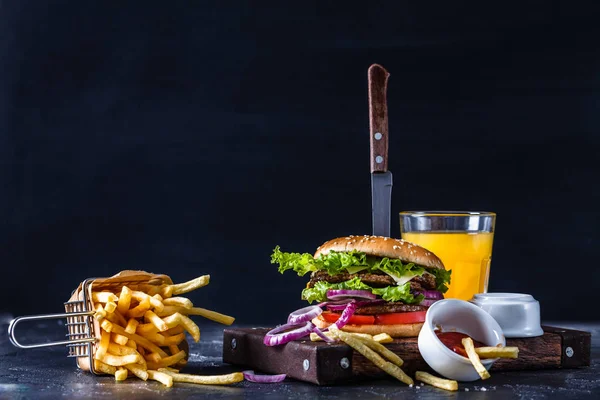 Hamburguesa sobre fondo negro —  Fotos de Stock