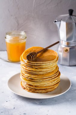 Gri bir arka plan üzerinde ballı krep