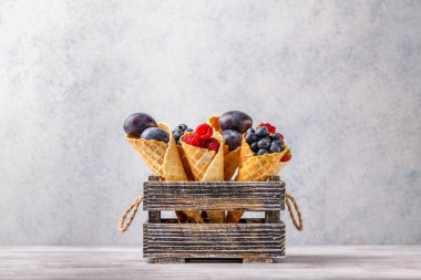 Şeker gözleme koni ile orman meyveleri yatay