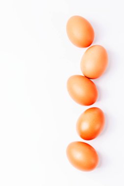 Beyaz arkaplanda izole yumurtalar