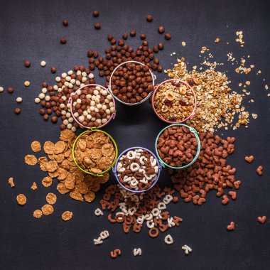 Kuru Kahvaltı, granola, müsli bir siyah arka plan, Meydanı, üstten görünüm, boşaltmak, düz yatıyordu