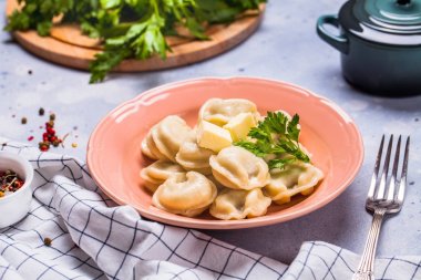 Bir gri arka plan, maydanoz, Yatay gri bir tabağa haşlanmış köfte