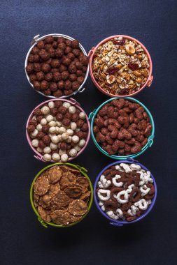 Kahvaltı, granola, müsli siyah bir zemin üzerine dikey olarak kuru üst görünüm, boşaltmak, düz lay