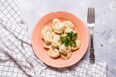 Bir gri arka plan, maydanoz, Yatay gri bir tabağa haşlanmış köfte