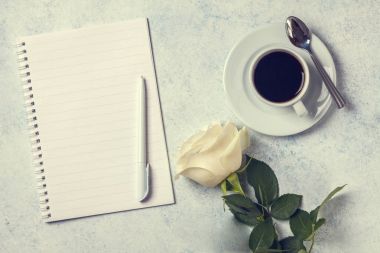 Beyaz güller, defter üzerinde gri bir arka plan