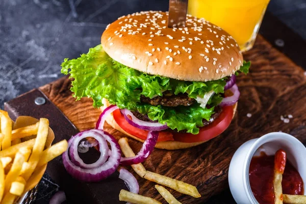 Siyah arka planda hamburger.