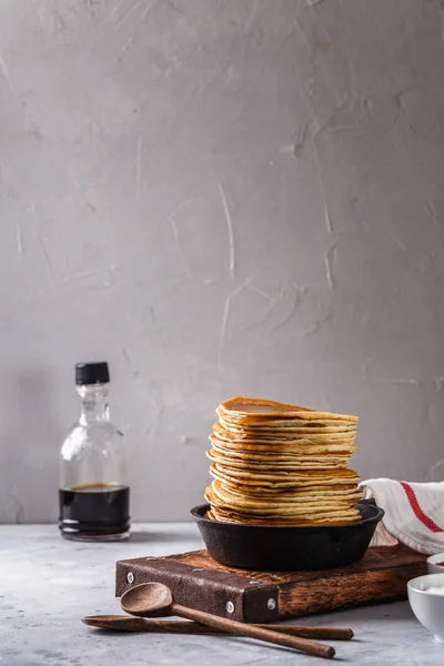 Pfannkuchen mit Honig auf grauem Hintergrund — Stockfoto