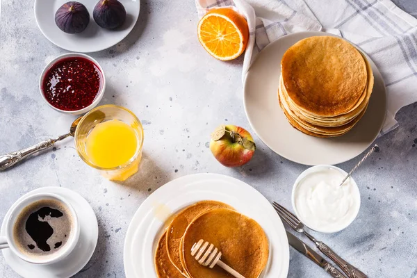 Bal, meyve ve gri arka plan üzerinde kahve ile Pancakes