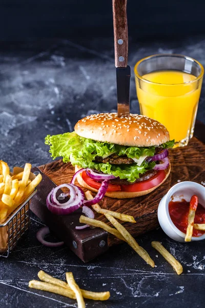 Hamburguesa sobre fondo negro —  Fotos de Stock