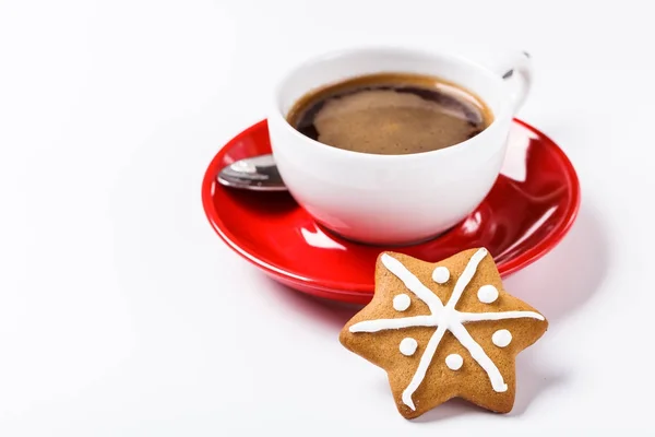 Weihnachtsplätzchen in einer weißen Holzkiste mit heißer Schokolade und Marshmelow, auf hellem Hintergrund. — Stockfoto