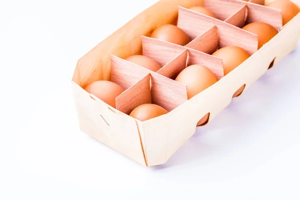 Ovos em caixa de casca de vidoeiro isolado no fundo branco — Fotografia de Stock