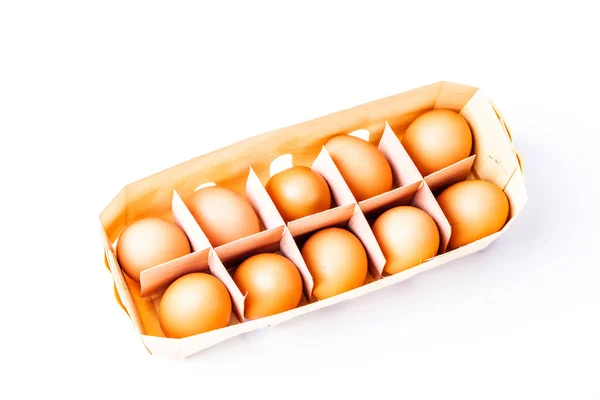 Яйця в березовій коробці ізольовані на білому тлі — стокове фото