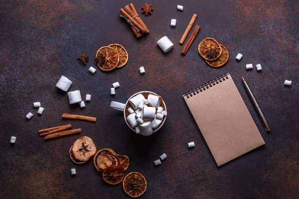 Weihnachtsgebäck in einer weißen Holzkiste mit heißer Schokolade und Marshmelow, auf dunklem Hintergrund, Hände — Stockfoto