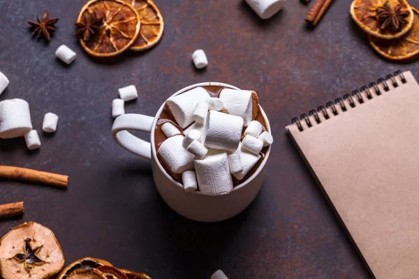 Weihnachtsgebäck in einer weißen Holzkiste mit heißer Schokolade und Marshmelow, auf dunklem Hintergrund, Hände — Stockfoto