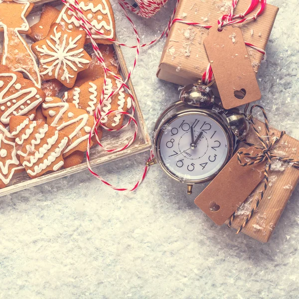 Δώρα Χριστουγέννων και Πρωτοχρονιάς με μπισκότα σε ένα ξύλινο κουτί, συσκευασία δώρων, τετράγωνο — Φωτογραφία Αρχείου