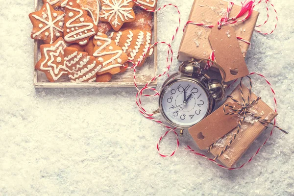 Новорічні та різдвяні подарунки з печивом в дерев'яній коробці, упаковка подарунків, горизонтально — стокове фото