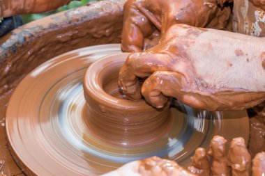Potter's tekerlekli el yapımı çanak çömlek oluşturma