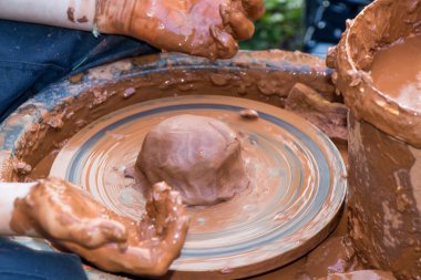 Potter's tekerlekli el yapımı çanak çömlek oluşturma